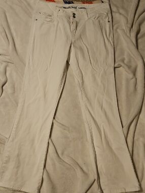 Wallflower Women's White Straight-Leg Chinos